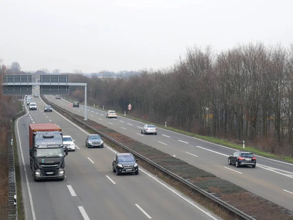 Viele Autos Und Gleise Auf Der Autobahn Draußen — Stockfoto