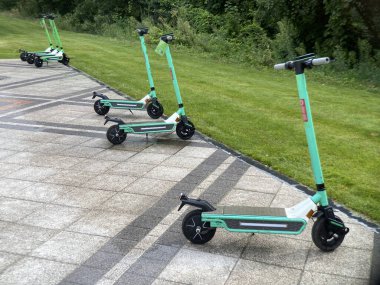 Şehirde halka açık kullanım için elektrikli scooter 'lar kiralanacak birçok elektrikli scooter çok kalabalık. Açık havada.