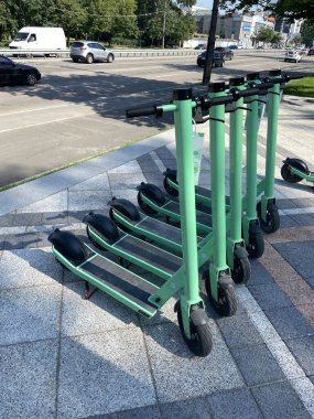 Şehirde halka açık kullanım için elektrikli scooter 'lar kiralanacak birçok elektrikli scooter çok kalabalık. Açık havada.