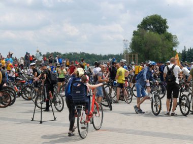 Yaz günü bisiklet sürerken kask takan bisikletçi, yakın çekim.