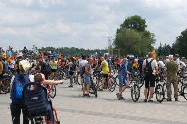 Yaz günü bisiklet sürerken kask takan bisikletçi, yakın çekim.