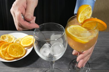 Buzlu alkollü kokteyl, portakal ve limon karışımı, kokteyl, yakın plan. 