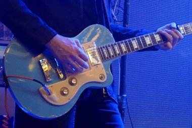 Gitar çalan adam, gitarist, elektro gitarist, yakın plan.