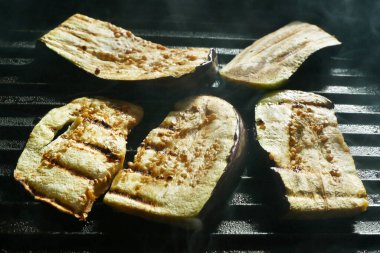 Patlıcan, dökme demir ızgara tavasında ızgara, yukarıdan görüş, yakın çekim.