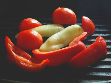 Dökme demir bir tavada ızgara sebzeler, yukarıdan görüş, yakın çekim.