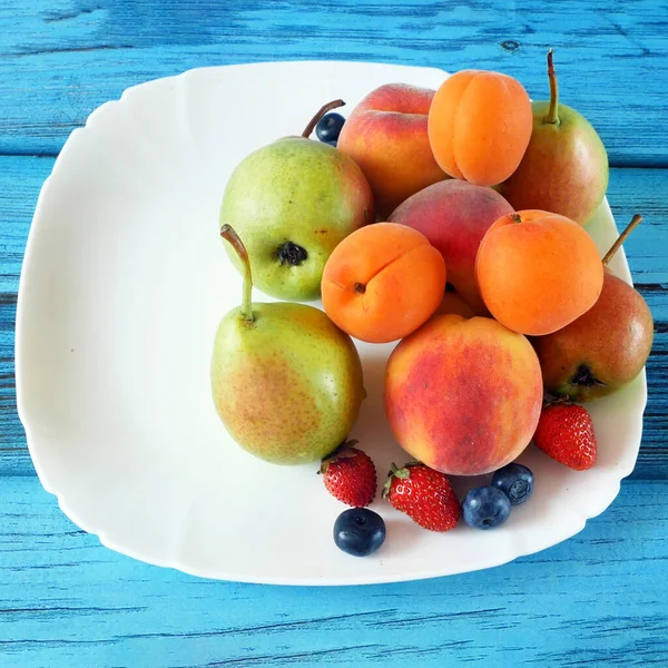 Mellow Fresco Frutas Verão Bagas Misturar Placa Branca Fundo Madeira — Fotografia de Stock