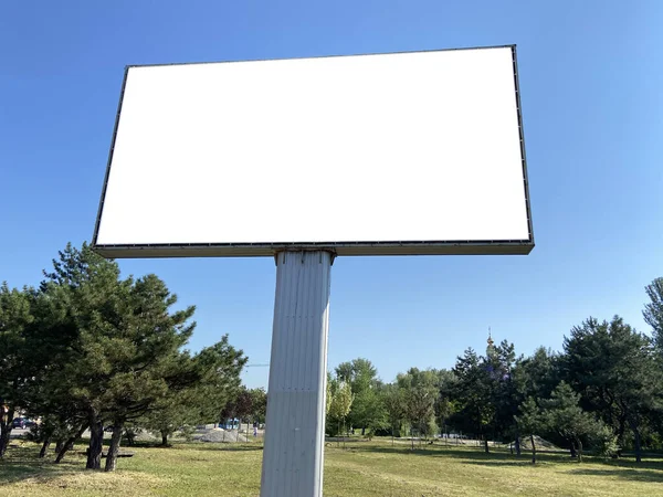 Yazın Güneşli Bir Günde Şehirde Boş Beyaz Yol Reklam Panosu — Stok fotoğraf