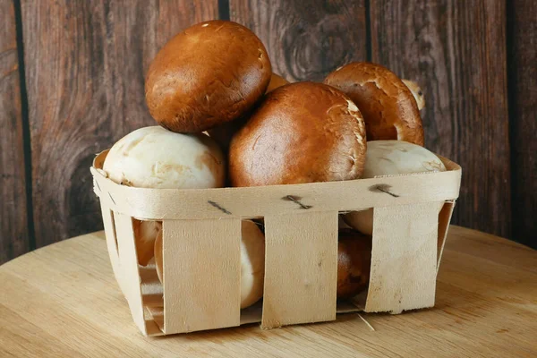 Funghi Champignon Marroni Bianchi Freschi Backet Fondo Legno Funghi Champignon — Foto Stock