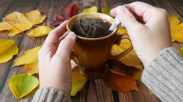 Podzimní Listí Stole Šálek Horké Kávy Ženské Ruce Teplém Svetru — Stock fotografie