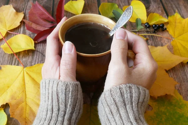 Höst Löv Bord Kopp Varmt Kaffe Och Kvinna Händer Varm — Stockfoto