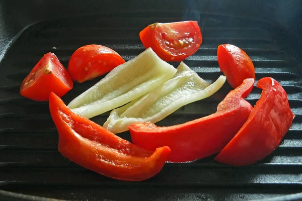 鋳鉄製のフライパンで野菜を焼きます 上からの眺め クローズアップ — ストック写真