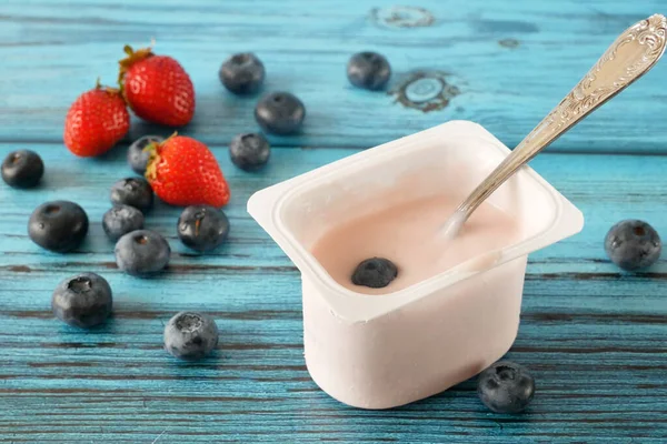 Yogurt Fresco Sabroso Fresas Arándanos Sobre Fondo Madera Concepto Desayuno —  Fotos de Stock
