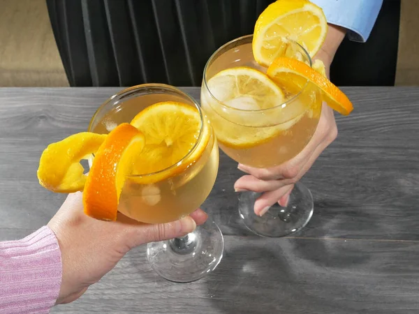 Dois Copos Com Coquetel Alcoólico Com Gelo Laranja Limão Close — Fotografia de Stock