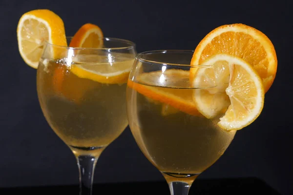Два Бокала Алкогольным Коктейлем Льдом Апельсином Лимоном Крупным Планом — стоковое фото