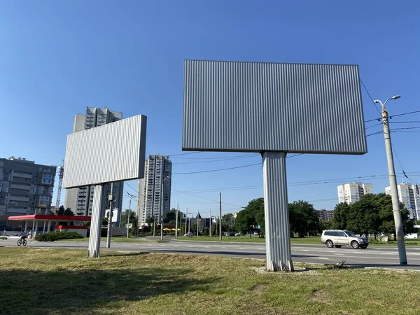 夏の晴れた日に街の空白の白い道路看板 ストリート広告ポスター モックアップ 接着紙モックアップ — ストック写真