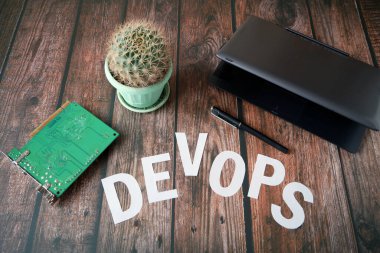 Yazılım mühendisliği kültürü ve yazılım geliştirme ve işletim uygulaması için DevOps kavramı, yakın plan