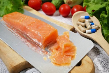 sağlıklı gıda (sebze, balık, meyve) hap kavramına karşı, yakın plan