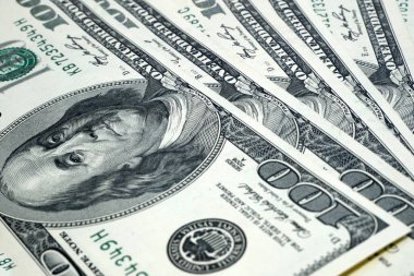 100 dolarlık banknot yığını makro, yakın plan.