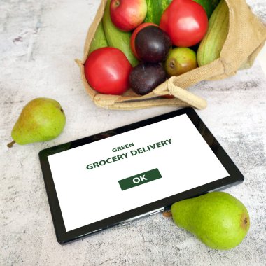 Organik sebzeler ve meyveler pamuk torbası ve tablet bilgisayar, çevrimiçi pazar, ev konseptinde yeşil market teslimatı