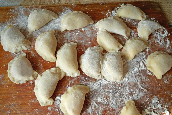 Herstellung Von Hausgemachten Knödeln Ravioli Oder Pelmeni Mit Gemüsefüllung Fertig — Stockfoto