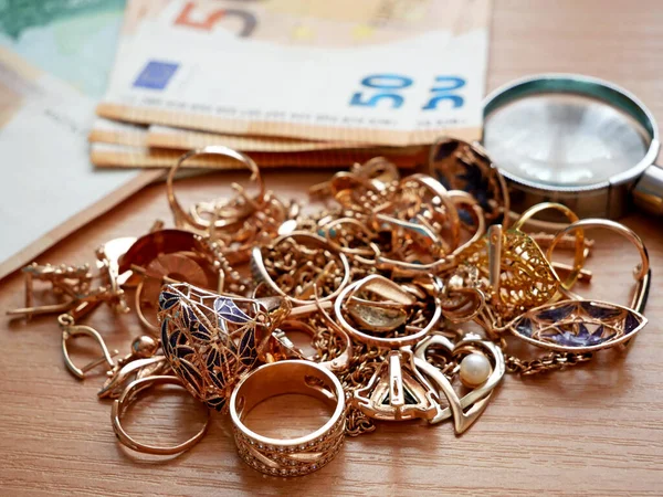金や銀の宝石やお金や質屋のコンセプトジュエリーショップのコンセプト — ストック写真