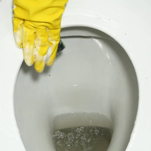Mãos Luvas Borracha Amarela Limpeza Banheiro Limpeza Vaso Sanitário Com — Fotografia de Stock