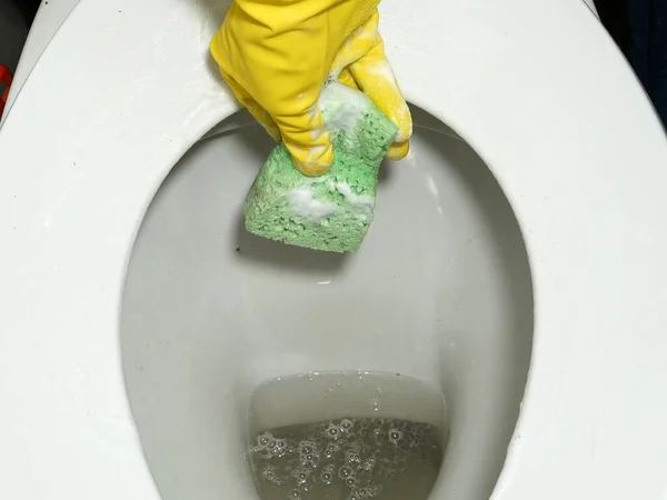 Handen Geel Rubberen Handschoenen Schoonmaken Toilet Het Toilet Schoonmaken Met — Stockfoto