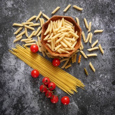 Çeşitli makarna çeşitleri, çiğ makarna seti ve domates, set, yakın çekim