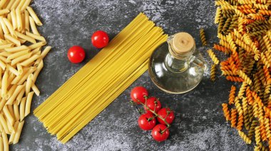 Çeşitli makarna çeşitleri, çiğ makarna seti ve domates, set, yakın çekim