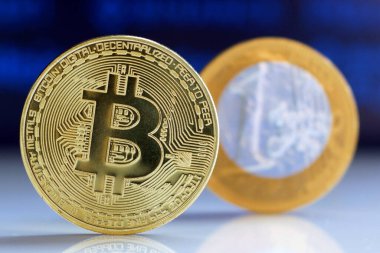 Bitcoin ve bir euro altın para. Kripto para birimi bitcoin gelecek para. Sanal kripto para birimi kavramı. Yakın çekim.
