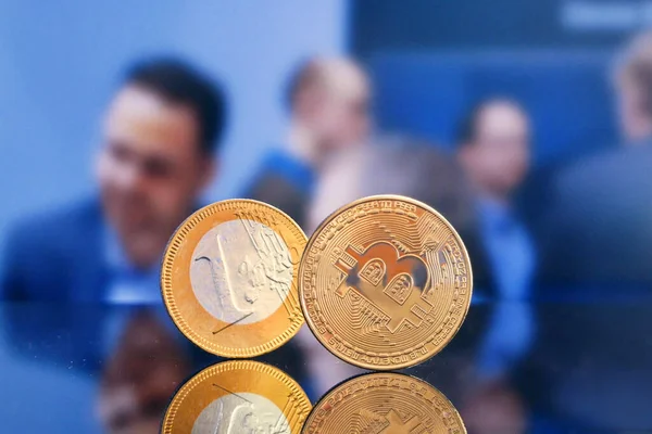 Bitcoin Uma Moeda Ouro Euro Criptomoeda Bitcoin Moeda Futura Conceito — Fotografia de Stock