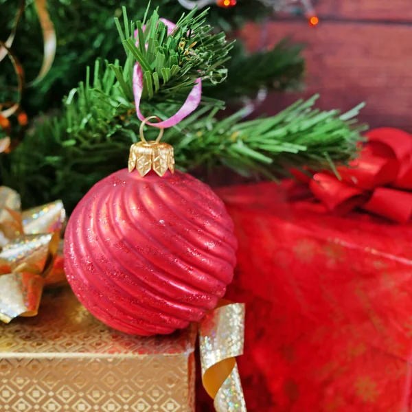 Prezenty Boże Narodzenie Nowy Rok Choinką Domu Zbliżenie — Zdjęcie stockowe