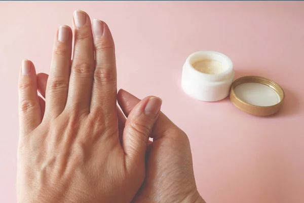Mujer Que Aplica Crema Sus Manos Sobre Fondo Rosa Protección —  Fotos de Stock