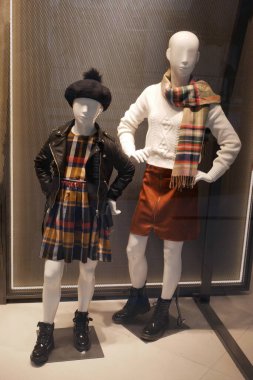 Mankenli butik vitrin, sonbahar ve kış yeni koleksiyon konsepti