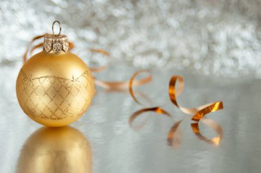 Yeni yıl baloları, mutlu noeller ve mutlu yeni yıl konseptiyle Noel tebrik kartı.