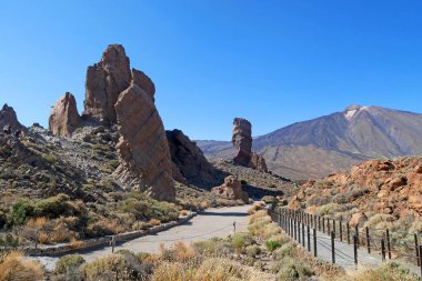 Teide Ulusal Parkı, Roque Cinchado benzersiz kaya oluşumu ünlü Pico del Teide dağ volkanı, muhteşem çöl manzarası volkan Teide, Tenerife, Kanarya Adaları, İspanya, açık hava