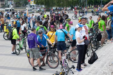 Yaz günü bisiklet sürerken kask takan bisikletçi, yakın çekim.
