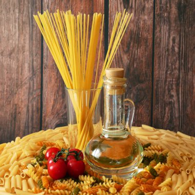 Çeşitli makarna çeşitleri, çiğ makarna seti ve domates, set, yakın çekim