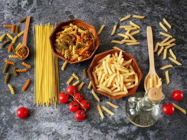 Çeşitli makarna çeşitleri, çiğ makarna seti ve domates, set, yakın çekim
