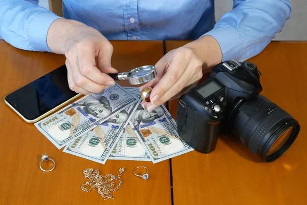 Lommerd Winkelier Controleren Sieraden Foto Videocamera Geven Geld Klanten Kopen — Stockfoto