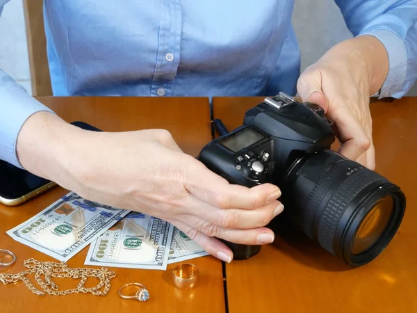 Pantverkare Verifiera Smycken Och Foto Eller Videokamera Och Pengar Kunder — Stockfoto