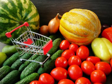 bir çok farklı meyve ve sebze ve alışveriş arabası, yeşil eldiven dükkanı, sağlıklı taze renkli meyve ve sebze teslimat konsepti