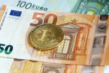 Bitcoin yeni sanal para ve avro banknotları. Bitcoin 'i bir dolarla takas et. Kavram. Yakın çekim.