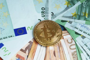 Bitcoin yeni sanal para ve avro banknotları. Bitcoin 'i bir dolarla takas et. Kavram. Yakın çekim.