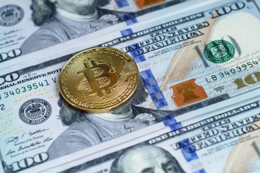 Bitcoin yeni sanal para ve 100 dolarlık banknotlar. Bitcoin 'i bir dolarla takas et. Kavram. Yakın çekim.