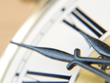 Saatteki yakın görüntü. Saat 12 yönünde. Gece yarısı - Gün ortası. Eski