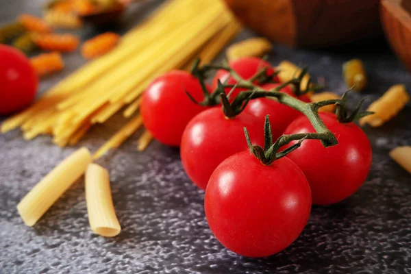 Çeşitli makarna çeşitleri, çiğ makarna seti ve domates, set, yakın çekim