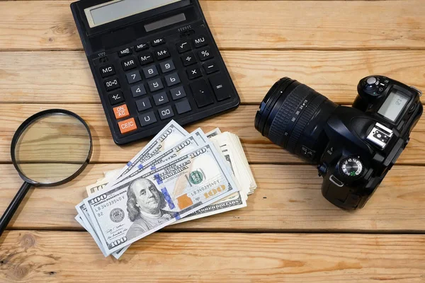 Калькулятор Цифровая Камера Деньги Магазин Фотоаппаратуры Концепция Ломбарда Крупный План — стоковое фото