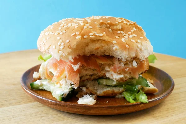 Hamburguesa Picada Con Jamón Tomate Lechuga Cebolla Mesa Madera Primer —  Fotos de Stock