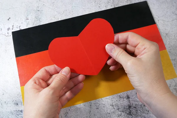 Almanya 'yı seviyorum. Almanya bayraklı arka planda kırmızı kalp sembolü. Alman Birliği Günü - 3 Ekim, yakın plan